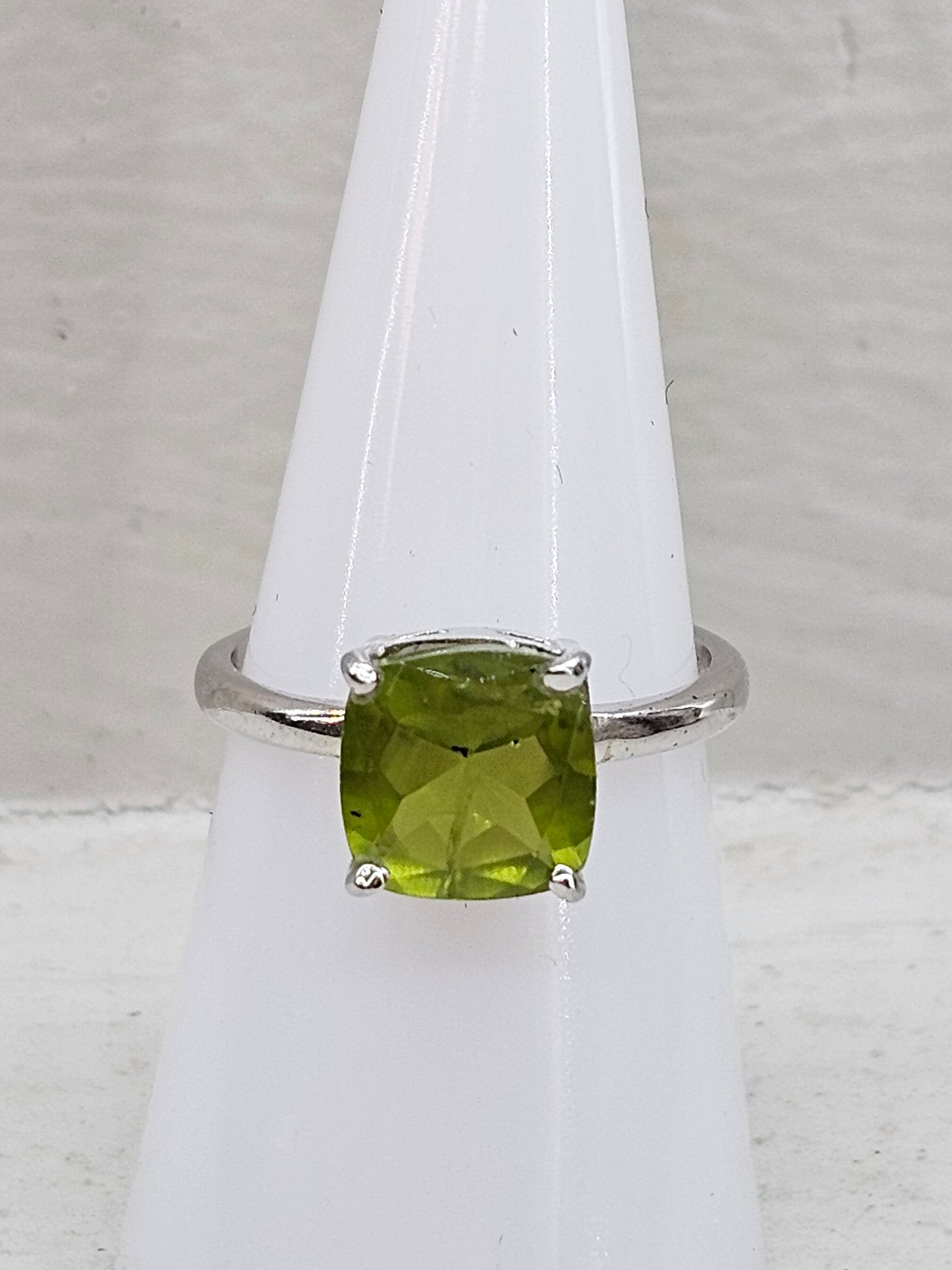 Peridot 925 silver ring size O